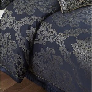 BUY ME 💙Waterford® Linens Vaughn Reversible
Comforter Set in Navy/Gold